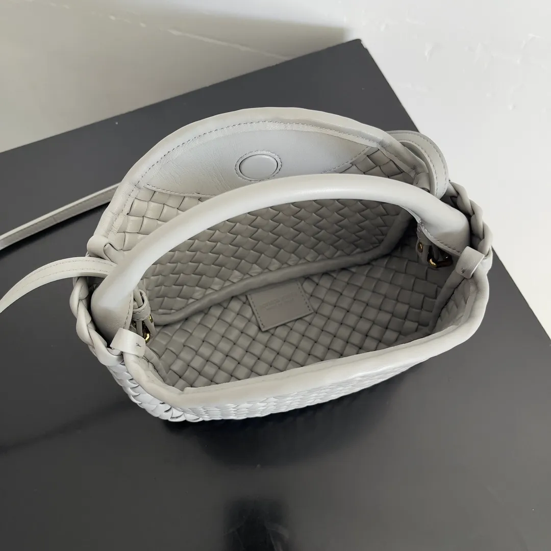 Batch 1760 BOTTEGA VENETA's new mini COBBLE bag. This season's mini Cobble series brings a new style of handbag. The body of the bag resembles the shape of a "Yuanbao", giving you good luck throughout autumn and winter! This Yuanbao bag is made of three pieces of quilted cotton and has an unlined body, showing its quiet power. The bag is carefully designed to create a three-dimensional look. The joints and edges are decorated with lambskin strips to create a sense of simplicity. The handbag is not lined, so you can directly appreciate the consistent lambskin on the outside and inside. It is beautiful both inside and outside. The top handle of this handbag is made of leather-wrapped rope and is quite sturdy. The detachable shoulder strap is secured by a leather buckle inside the bag. Can be carried by hand, carried on the shoulder or cross-body, very easy to match! Style number: 805739 Size: 23*11*8cm